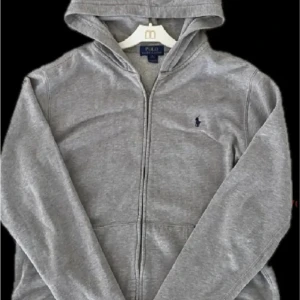 Ralph lauren hoodie - Säljer denna svinfeta raffe hoodien! Size s! Skick 9/10! Hör av dig vid intresse 🤝