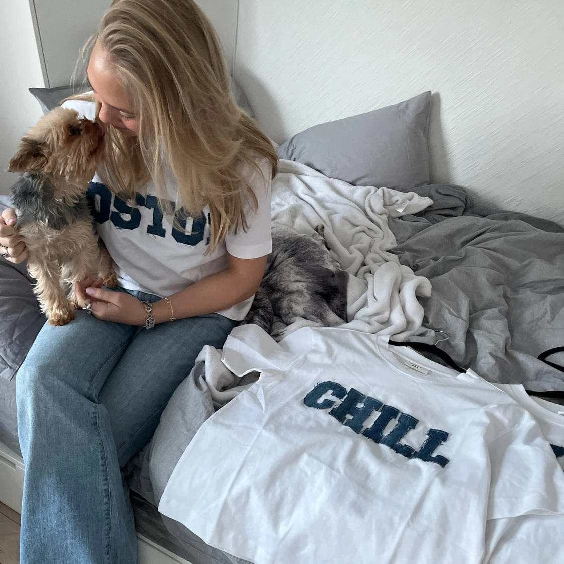 Vit t-shirt med denim text  - 3