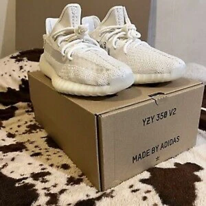 Adidas Yeezy Boost 350 V2 i vit - Säljer ett par stilrena Adidas Yeezy Boost 350 V2 i vit färg. Skorna har en stickad ovandel med snörning och en bekväm, dämpad sula. Perfekta för en modern och trendig look. De är lite smutsiga men annars jättefina köpte för 3 500 kr säljer nu för bara 500