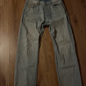 Ljusblå jeans från Weekday - Säljer ett par ljusblå jeans från Weekday i modellen 'Space Relaxed Straight'. De har en klassisk femficksdesign och är tillverkade i ett slitstarkt denimtyg. Perfekta för en avslappnad stil.