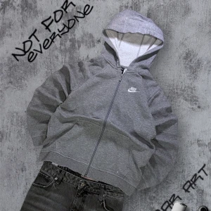 Grå Nike Zip Hoodie - Grå hoodie från Nike, stilren och klassisk med liten logga på bröstet. Det står XL men passar som en S