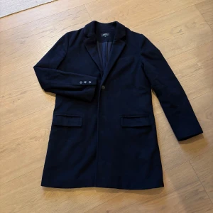 Apc Rock - Tja! Säljer en vintage apc rock i riktigt bra skick! Ovanlig modell, nypris ca 6000 kr. Ull och silke. Storlek S sitter riktigt bra. Hör av dig vid frågor eller liknande✌️