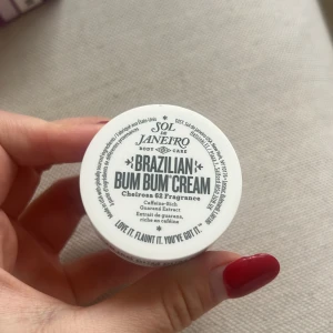 Brazilian Bum Bum Cream från Sol de Janeiro - En liten burk med Brazilian Bum Bum Cream från Sol de Janeiro. Den har en härlig doft av Cheirosa 62 och är berikad med guaranaextrakt och koffein. Perfekt för att återfukta och ge huden en mjuk känsla. 25 ml 