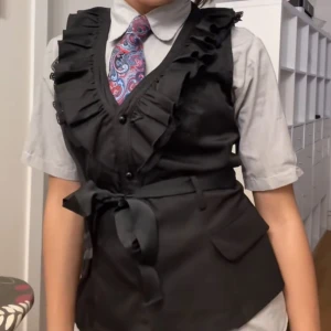 Svart väst från Morgan - Snygg svart väst från Morgan. Den fjärde knappen högst upp har åkt av och försvunnit tyvärr. Annars är det inget fel på den och den ser ut som ny. 