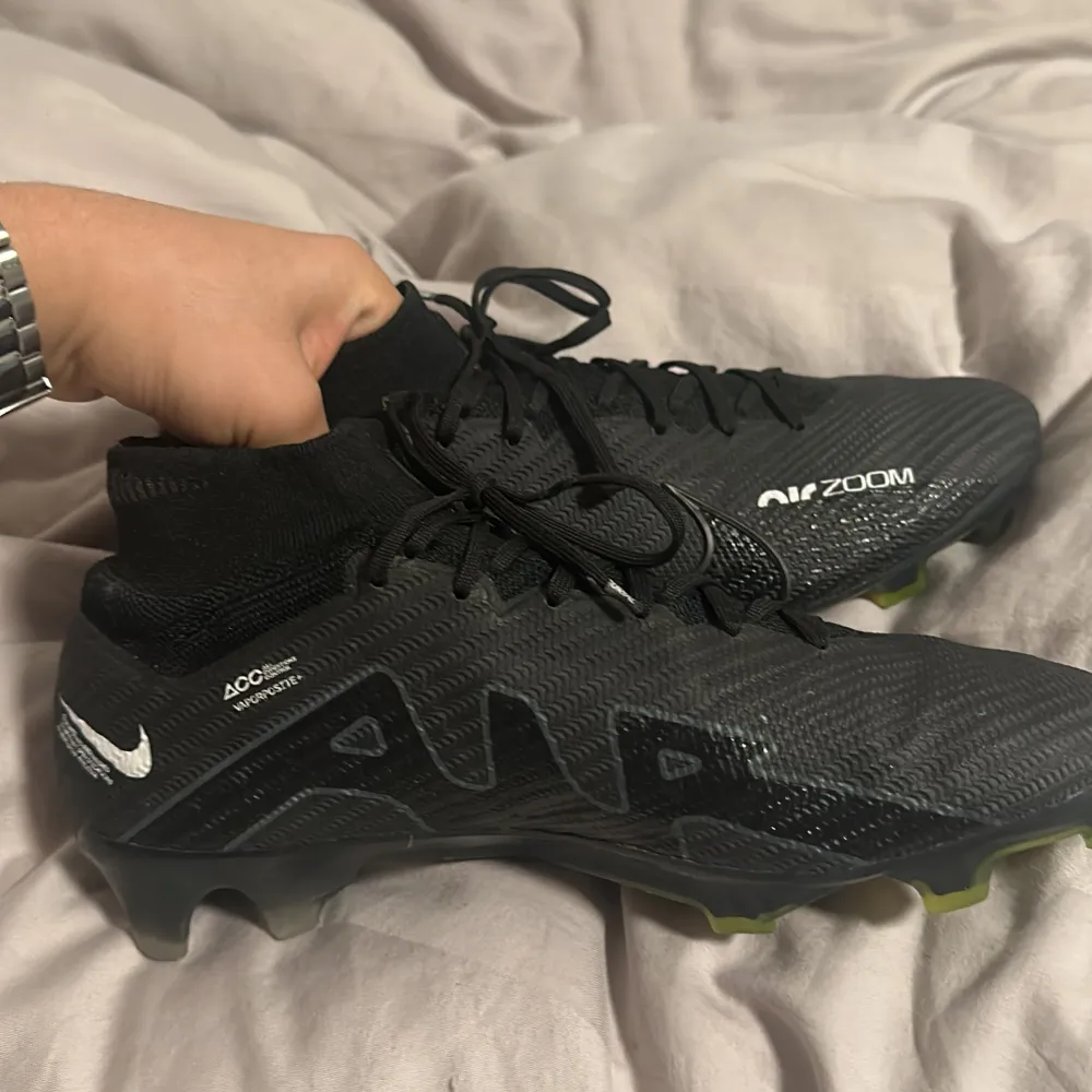 Säljer ett par svarta Nike Mercurial fotbollsskor i storleken 40,5 och dem är användna i 2-3 månader men fortfarande i bra skick.ingen skolåda med.. Kengät.