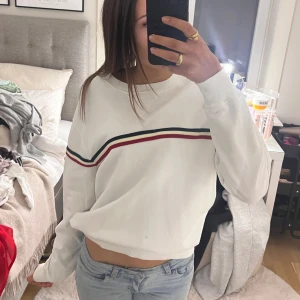 Brandy Melville tröja - Jättefin tröja från Brandy Melville❤️❤️❤️ I mycket fint skick, har en liten liten fläck (se bild) men inget som märks vid användning😇Onesize men skulle säga att den är en storlek S ungefär 