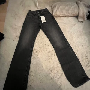 Svarta straight fit jeans från Zara - Snygga svarta straight fit jeans från Zara. De har en klassisk design med fem fickor. Perfekta för en stilren look.