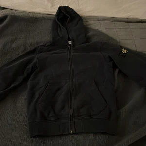 Mörkblå ziphoodie från Stone Island Junior - Säljer en mörkblå hoodie från Stone Island. Använd få gånger. Priset är inte hugget i sten och kan diskuteras vid en snabb affär.