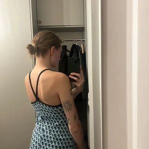 Mönstrad klänning med smala axelband - Snygg midi-klänning från Zara med ett unikt mönster i blått och svart. Den har smala axelband som är insydda för att passa, men det går enkelt att sprätta upp till original mått. Använd mycket  sparsamt så den är nästintill i nyskick