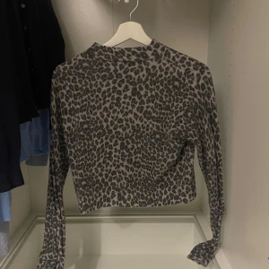 Leopardmönstrad tröja Top shop - Säljer min fina leopard tröja från Topshop. Den är i jättefint skick trots att jag har använt den i flera år, jättebra material och hållbarhet dvs. 