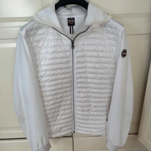Vit jacka från Colmar - Säljer en light jacket with hood från colmar, Nypris 3500, condition 8/10 inga fläckar, Storlek 54, passar mig som är 186 perfekt så typ large/medium. Perfekt nu för våren, den är inte för varm.