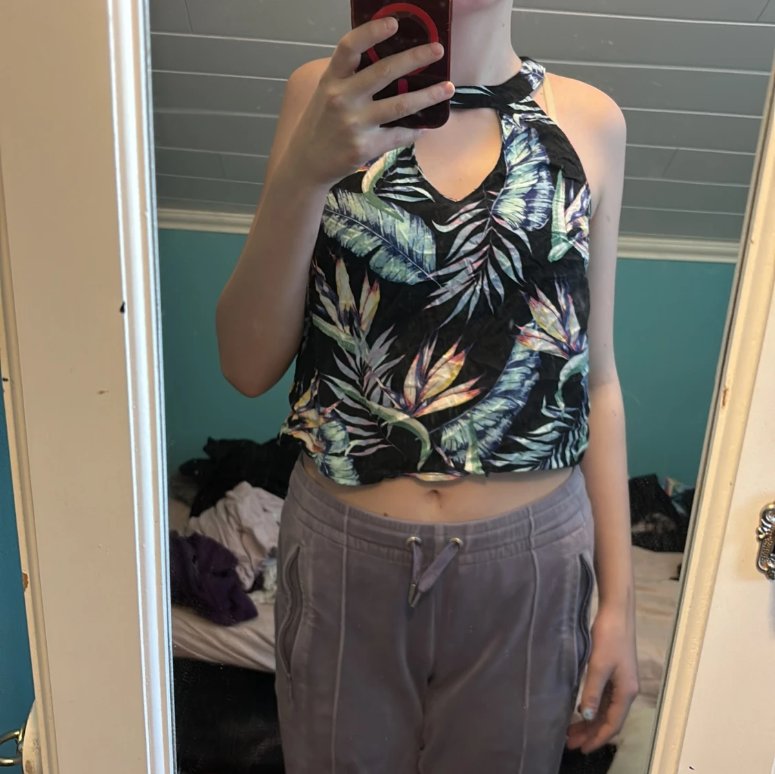 Svart ärmlös topp med tropiskt mönster