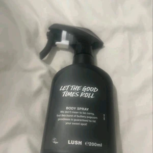 Let The Good Times Roll Body Spray - En kroppsspray från Lush med namnet 'Let The Good Times Roll'. Den kommer i en svart sprayflaska på 200 ml. Doften beskrivs som en explosion av smörig popcorn-godhet. Oanvänd bara provat. 