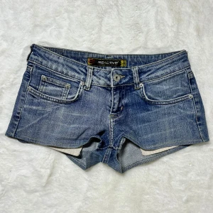 Lågmidjade jeanssshorts vintage  - Fint omsydda från ett par jeans. Storlek W27. Midjemått:37. Köp sker via köp nu, jag postar inom 24h. Kvar tills markerad såld 