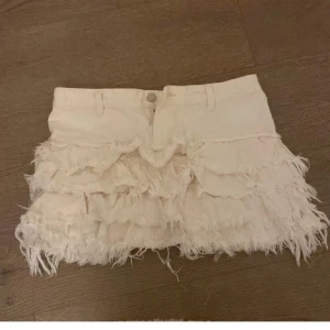 Vit jeans kjol med fransar från monki - Storlek 38 men har sytt in midjan så den sitter som storlek S💞midjemått: 37cm💞