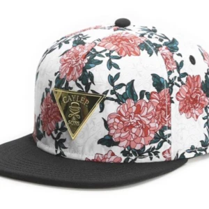 Snygg keps från Cayler & Sons!  - Snygg keps från trendsäkra Cayler & Sons "Gold Label". Justerbar baktill. Som ny! 