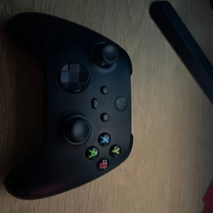xbox kontroll - Den är i okej skick kommer inte med paket och kvitto. Vi kan sänka priset 