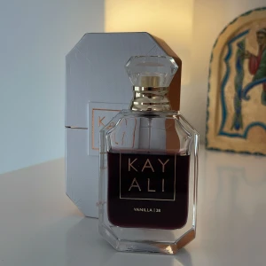 Vanilla 28- kayali - Cirka 35 ml kvar (mätt flaskan) boxen skickas med och srejen fungerar precis som den ska💕pris kan diskuteras vid snabbaffär