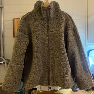 Gina tricot teddyjacka i pilé  - Mysig brun teddyjacka / jacka i pilé med hög krage och dragkedja framtill. Slutsåld på hemsidan. Oanvänd med prislapp kvar. Har i storlek 36 och 38
