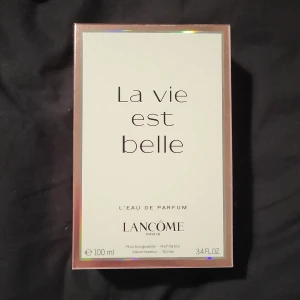 La Vie Est Belle Intressekoll - La Vie Est Belle, parfym från Lancôme. Flaskan innehåller 100 ml och är både påfyllningsbar och i sprayform. Oöppnad