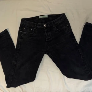 Svarta Dolce & Gabbana jeans - Säljer dessa riktigt snygga d&g jeans då jag behöver plats i garderoben. Jeansen är i storlek w32/L32. Inga defekter. Nypris ca 6000-8000kr