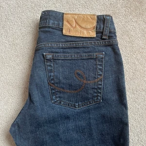 Ltb jeans  - Jättefint skick, storlek 30/32, de är straight/bootcut i modellen och lågmidjade, jeansen har en en extra knapp, säljer då de inte kommit till användning, priset går att diskuteras vid snabb affär💕