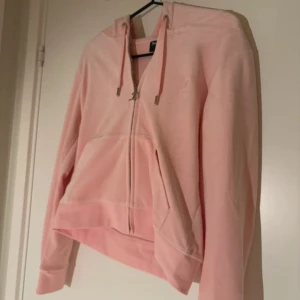 Rosa hoodie från Juicy Couture - Säljer en snygg rosa hoodie från Juicy Couture med dragkedja och huva!💕 