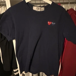Mörkblå t-shirt från Comme des Garçons❤️ - Säljer denna t-shirten från Comme des Garçons, asfet och är i nyckick. Skriv vid intresse!! 🙌🏻