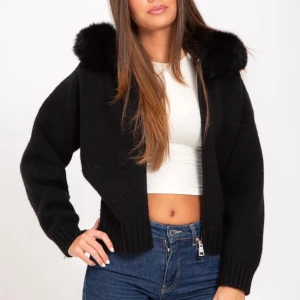 Alessa jacka - Snygg alessa jacka, äkta päls. Köpt för 2200. Man mötas upp i Stockholm och frakta. Skriv om du har frågor!❤️