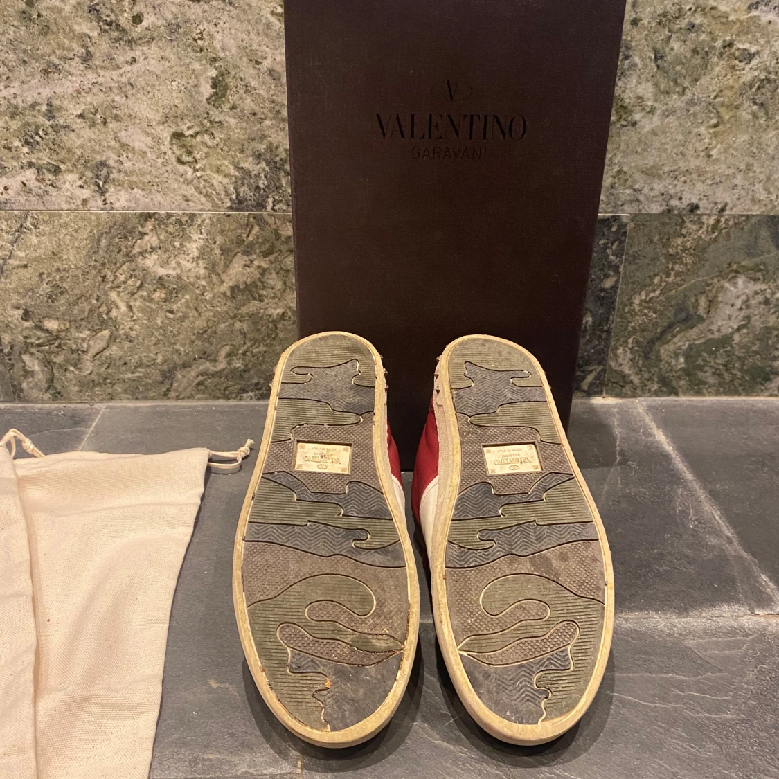 Röda och vita sneakers från Valentino - 2