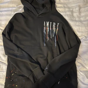 Svart hoodie från Amiri med färgstänk - Amiri hoodie i storlek S. Använd varsamt. Skriv gärna om ni har frågor! Kom gärna med prisförslag.