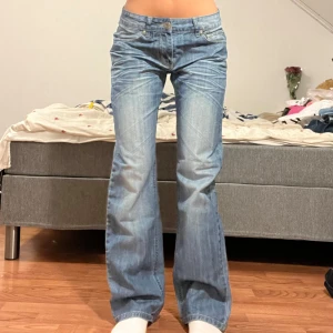 Jeans  - Midjemått: 38cm, innerbenslängd: 80cm 🩷