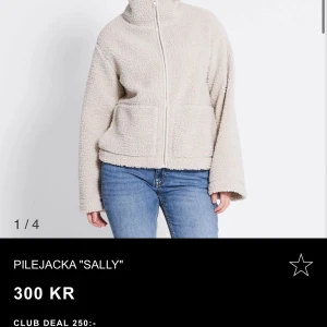 Beige pilejacka 'Sally' - Mysig beige pilejacka med dragkedja och hög krage. Jackan har en avslappnad passform och stora fickor framtill. Perfekt för kyliga dagar när du vill hålla dig varm och bekväm. Helt ny! I strl M, skicka privat för mer bilder☺️ Helt slutsåld på hemsidan 