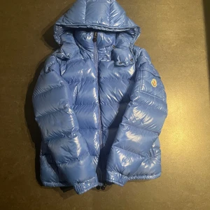 Moncler maya - Tjena! Säljer en moncler maya i sky blue färg som är rätt sällsynt. Den har inga som helst skador dvs 9/10 skick. Vid frågor och funderingar är det bara att höra av sig👌🏻🙌🏻