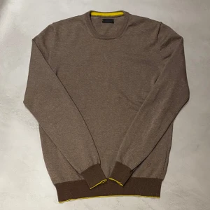 100% Merinoull Dondup tröja - Säljer nu denna helt nya Dondup tröjan som är 100% merinoull | Tröjan har gula detaljer vid ärmens slut samt tröjans slut som ej syns vid användning! | Skick 10/10 (helt ny) | Strl: M sitter som S/XS | Tillverkad i Italien! | Hör av dig vid frågor eller funderingar! |