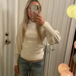 Ribbad tröja  - Intressekoll på denna tröja som inte säljs längre. Tröjan har liten krage och armarna är puffiga och är ribbade nertill. Sitter superfint men har inte kommit till användning. Hör av dig vid frågor.