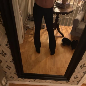 Svarta bootcut byxor - Snygga svarta bootcat byxor som sitter perfekt. De är mellan midja och passar bra till olika outfits. Perfekta för en stilren look.