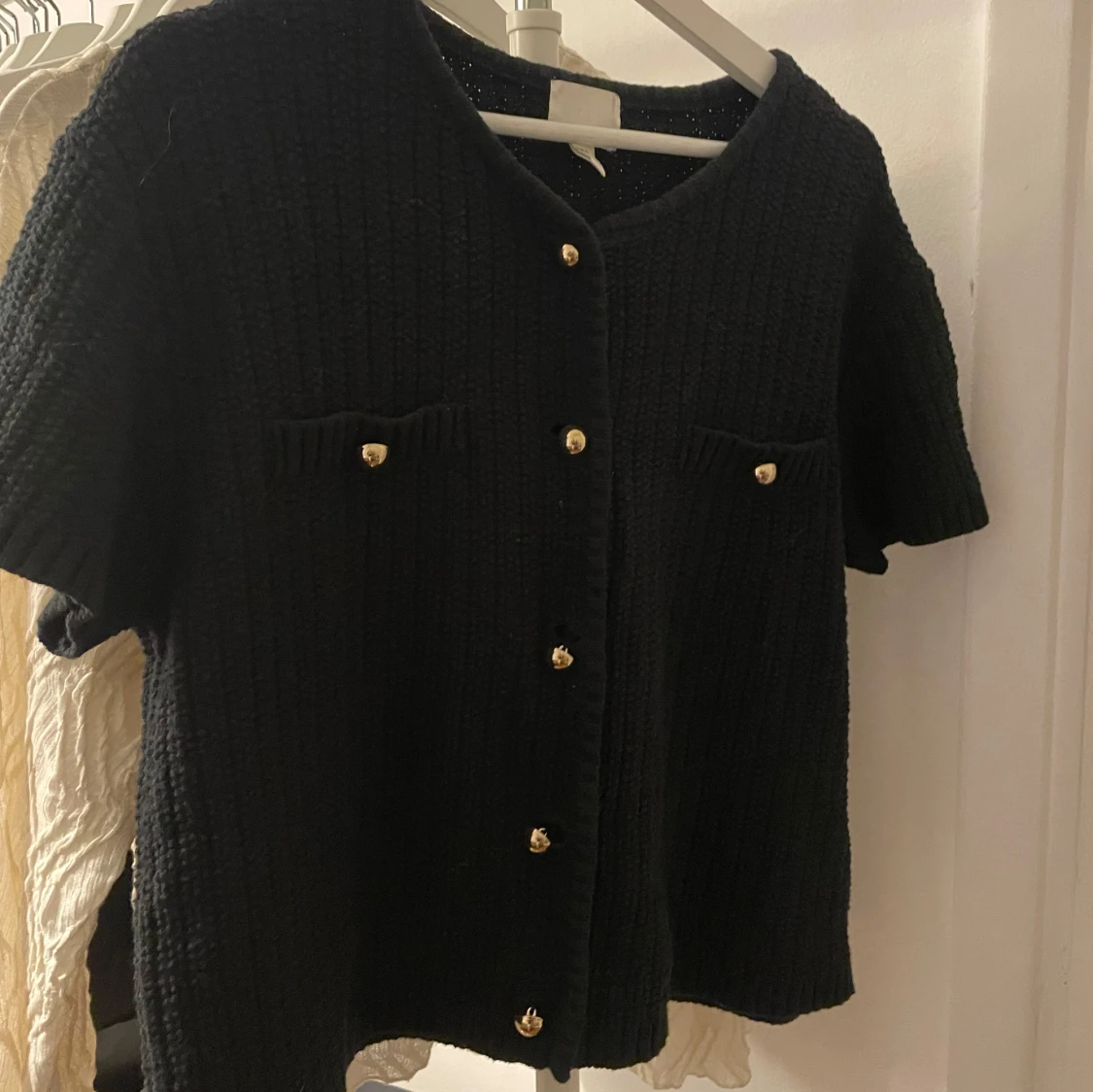 Svart stickad kofta med guldknappar från h&m  - 1