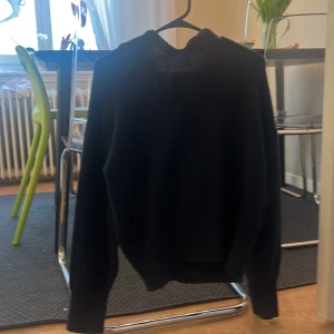 Svart hoodie från Gina Tricot - Säljer en svart hoodie från Gina Tricot Young . Den har en klassisk design med långa ärmar och en bekväm huva. Perfekt för en avslappnad stil. Obs storleken är stor i storleken