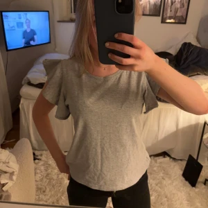 grå volang T-shirt  - grå volang T-shirt 