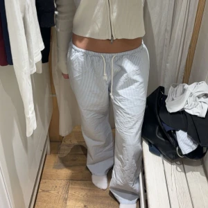Linnebyxor från Brandy Melville - Köpta i somras men aldrig använda, dem sitter lågmidjat och vida i benen 💓Köpta för cirka 400kr