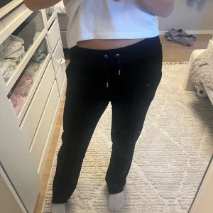 Svarta Juicy mjukusbyxor  - Nästan aldrig använt så de har inga defekter alls. Riktigt bekväma och mjukt material💝💕💘💗