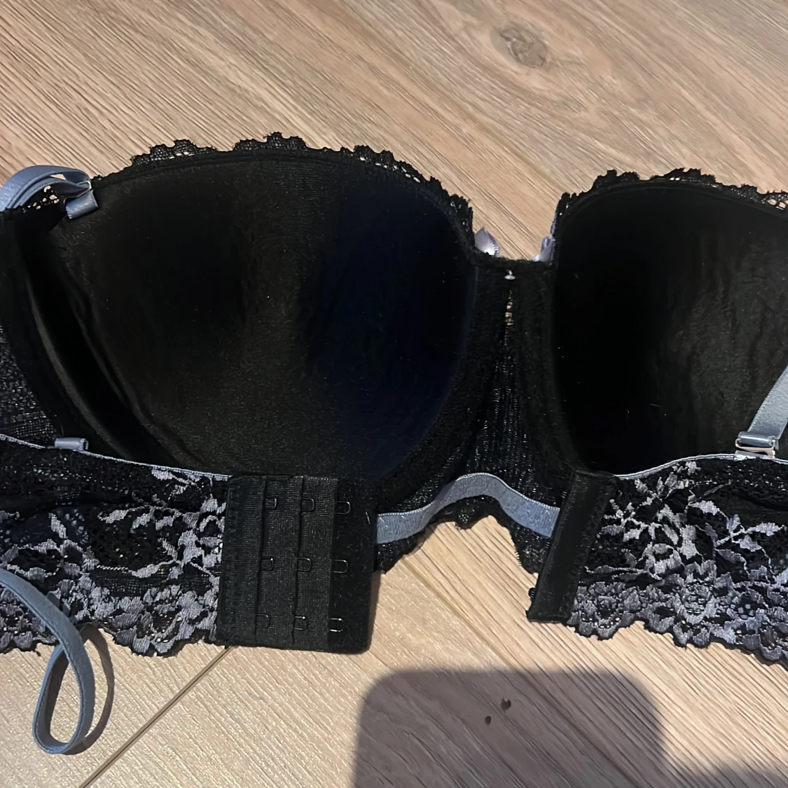 Svart spets-bh med rosett - 1