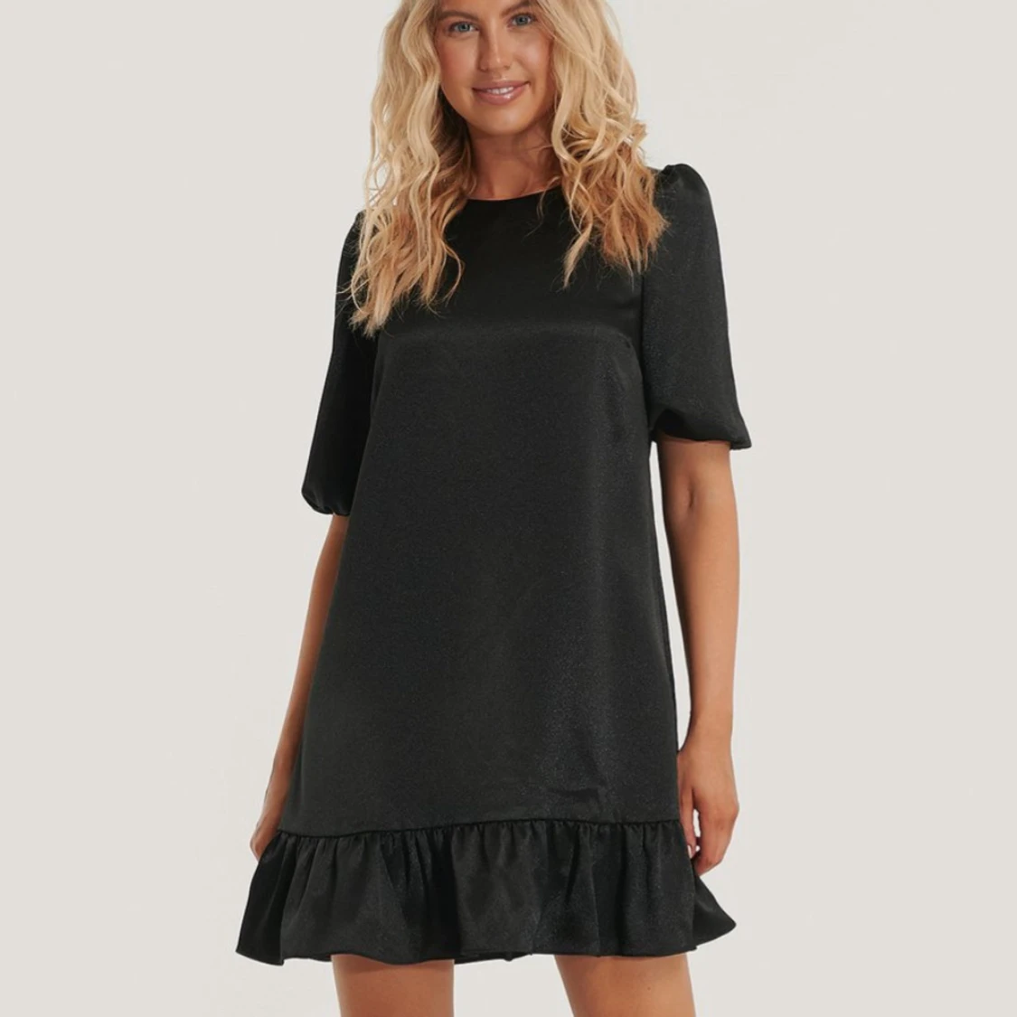 Svart klänning med volangdetalj