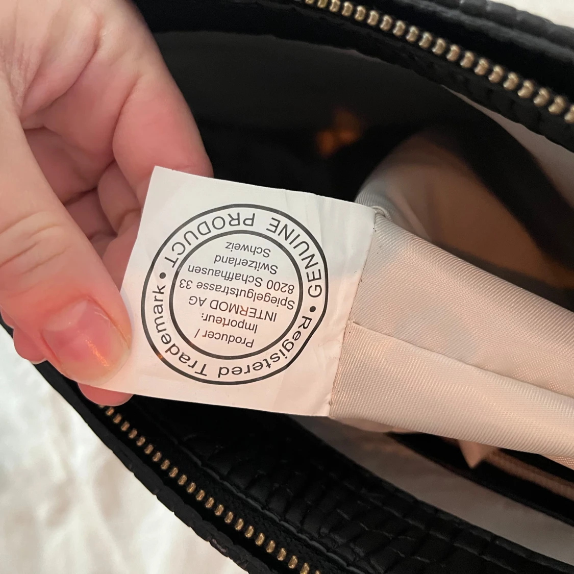 Svart handväska med krokodilmönster - 2