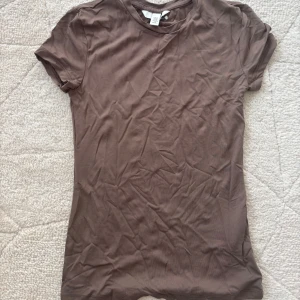 Brun t-shirt  - Brun t-shirt som sitter tajt 