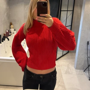 Röd stickad tröja - Snygg röd stickad tröja som sitter så fint❣️lite båtringning i halsen❣️storlek xxs men passar även xs-s