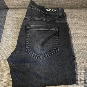 Dondup jeans - Säljer ett par Dondup jeans med modellen George (skinny fit) i storlek 30. 🟢Mitt pris: 800krkr  🔴Nypris: 3700kr