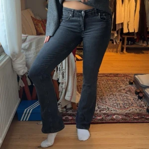 Lågmidjade jeans - Lågmidjade jeans från Zara. DE ÄR INTE SKINNY! Jeansen är bootcut😘 Jag tycker tycker att de sitter alldeles för tajt på mig, har hyfsat stora vader själv! Vuxit lite sen jag köpte de ❤️‍🔥jag är 172cm! Har oftast m i jeans 