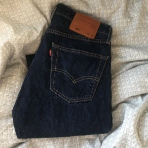 Mörkblå jeans från Levi's - Säljer dessa riktigt schyssta Levis byxor då dom var för små för mig. Änvände bara några gånger och dom har inga slitningar och ser ut att vara i nyskick. 